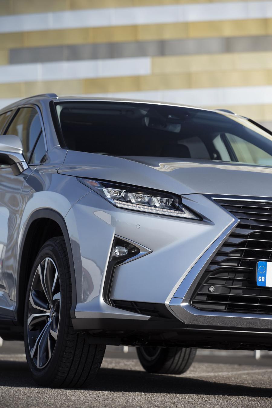 Детали экстерьера Lexus RX450hL 2018 года  (UK) (фото 31 из 38)